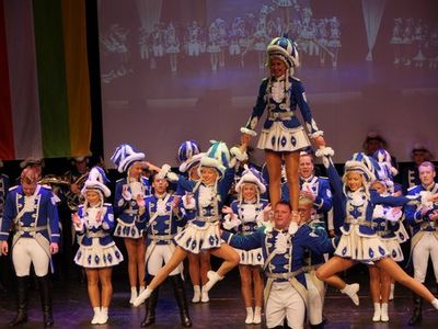Hebefigur einer Tanzgruppe beim Gardetreffen 2017