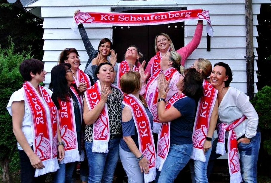 Mitglieder der Showtanzgruppe mit einem Banner der KG Schaufenberg