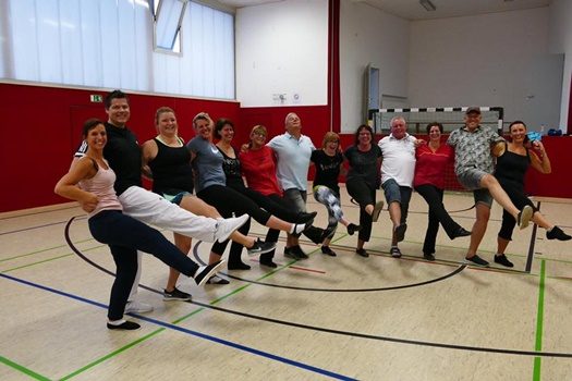 Showtanzgruppe beim Training mit Kicks in der Turnhalle